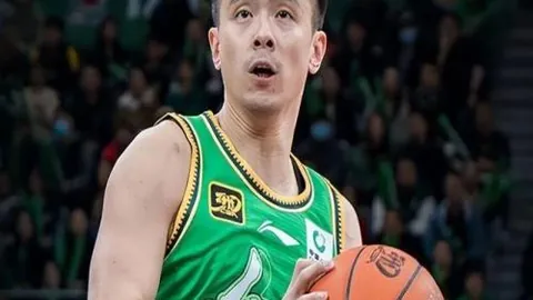 郑钦文澳网首秀失误不断，却勇夺首胜